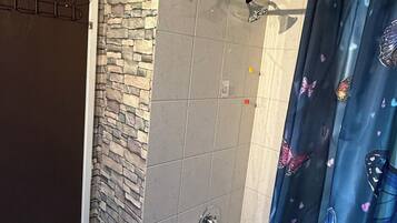 Serviettes fournies, savon, papier toilette