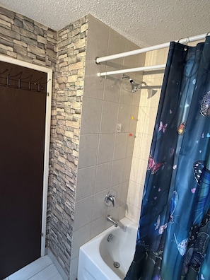Serviettes fournies, savon, papier de toilette