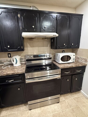 Restful Pause on your Journey-14 mins to Airport, 3 beds, 1.5bath + Pet Friendly