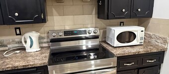 Restful Pause on your Journey-14 mins to Airport, 3 beds, 1.5bath + Pet Friendly