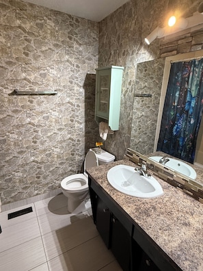 Toallas, jabón, papel higiénico