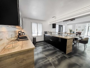 Fridge, microwave, oven, stovetop - Villa with jacuzzi, sauna, cinema - near Paris (Triel-sur-Seine)