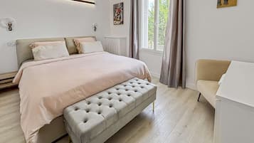 4 bedrooms, iron/ironing board, WiFi, bed sheets