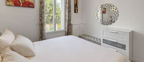 4 bedrooms, iron/ironing board, WiFi, bed sheets