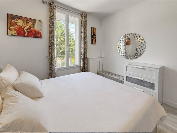 4 bedrooms, iron/ironing board, WiFi, bed sheets