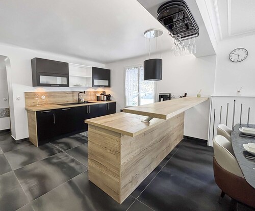 Villa with jacuzzi, sauna, cinema - near Paris