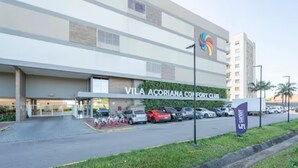 Un bâtiment moderne sur lequel on peut lire l’inscription : « Vila Acoriana College Club ».
