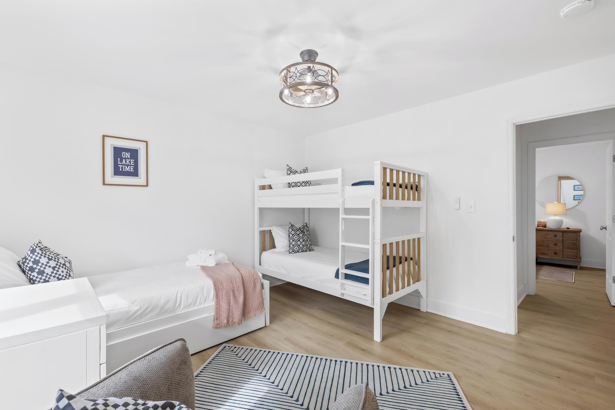 3 habitaciones, escritorio, tabla de planchar con plancha y wifi gratis 