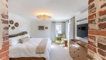 Rom, tilpasset synshemmede | Safe på rommet, skrivebord, strykejern/-brett og wi-fi (inkludert)