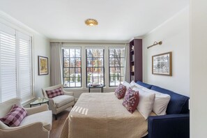 The General | Living area - The Francis Hotel & Suites (Kennett Square)