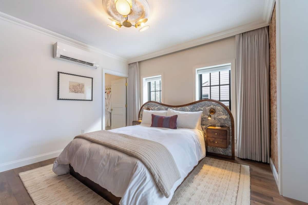 Caja de seguridad en la habitación y escritorio