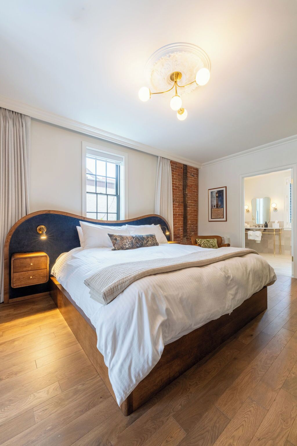 Suite, støttehåndtak i badekaret | Safe på rommet, skrivebord, strykejern/-brett og wi-fi (inkludert)