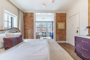 The General | In-room safe, desk, iron/ironing board, free WiFi