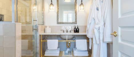 Kamer, rolstoeltoegankelijk bad, balkon | Badkamer | Een douche, een haardroger, pantoffels, handdoeken
