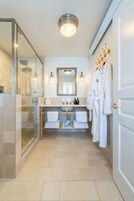 Habitación, bañera accesible, balcón | Baño | Ducha, secador de pelo, zapatillas y toallas