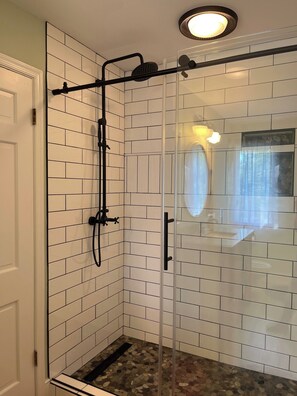 Dusche, Haartrockner, Handtücher, Seife