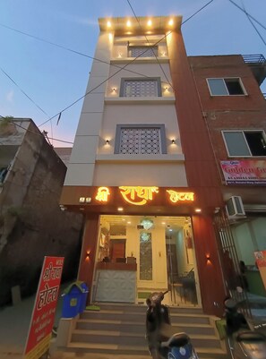Mặt tiền nơi lưu trú