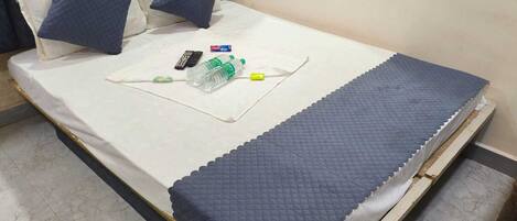 Deluxe Studio Suite, 1 Double Bed | Desk, free WiFi, bed sheets