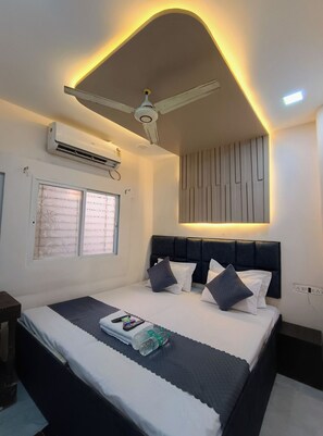 Deluxe Double Room | Desk, free WiFi, bed sheets - Shri Radha hotels (Ujjain)