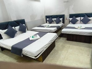 Habitación cuádruple familiar | Escritorio, wifi gratis, ropa de cama