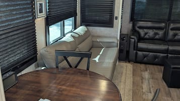 Smart TV, chimenea y estéreo