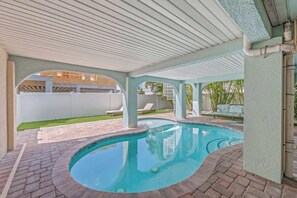 Outdoor pool, a heated pool - Pine Avenue next door!~Heated pool~Steps to Beach (Anna Maria)