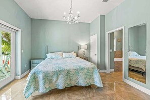 4 bedrooms, iron/ironing board, travel crib, free WiFi - Pine Avenue next door!~Heated pool~Steps to Beach (Anna Maria)