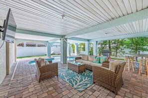 Outdoor dining - Pine Avenue next door!~Heated pool~Steps to Beach (Anna Maria)