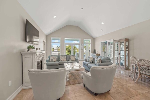 Smart TV - Pine Avenue next door!~Heated pool~Steps to Beach (Anna Maria)