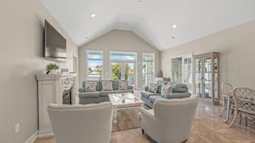 Smart-TV, Videospiele, Tischtennisplatte