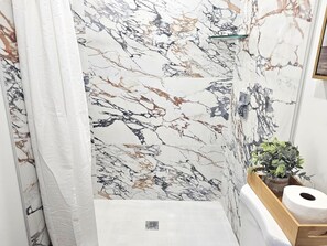 Serviettes fournies, savon, papier toilette