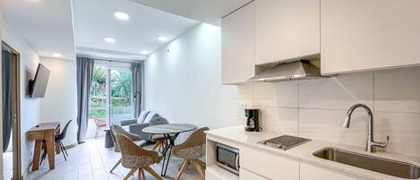 Kühlschrank, Mikrowelle, Herdplatte, Geschirrspüler