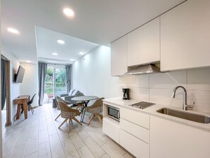 Fridge, microwave, stovetop, dishwasher
