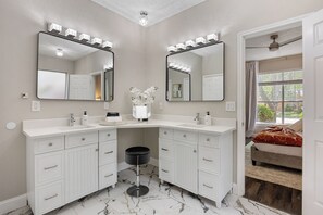 Séchoir à cheveux, serviettes fournies, savon, papier de toilette
