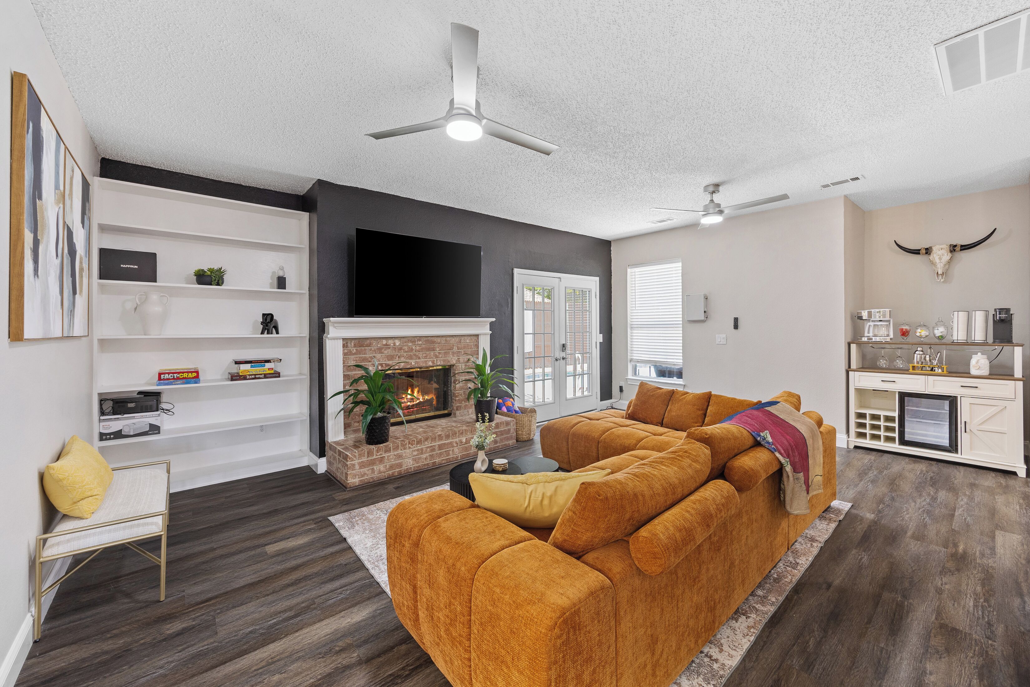 Televisión y chimenea 