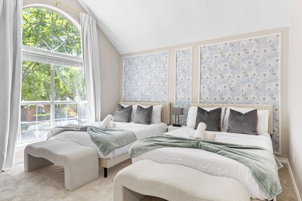 4 bedrooms, iron/ironing board, WiFi, bed sheets