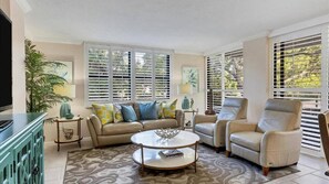 尊荣公寓式客房, 2 间卧室, 阳台, 环礁湖景观 | 起居区