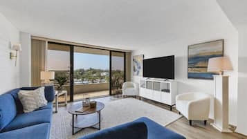 ํ๋ฆฌ๋ฏธ์ ์ฝ๋, ์นจ์ค 2๊ฐ, ๋ฐ์ฝ๋, ์ํธ ์ ๋ง | ๊ฑฐ์ค ๊ณต๊ฐ