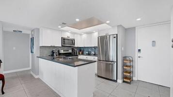 ํ๋ฆฌ๋ฏธ์ ์ฝ๋, ์นจ์ค 2๊ฐ, ๋ฐ์ฝ๋, ์ํธ ์ ๋ง | ์ ์ฉ ์ฃผ๋ฐฉ | ๋์ฉ๋ ๋์ฅ๊ณ , ์ ์๋ ์ธ์ง, ์ค๋ธ, ์ฟกํ