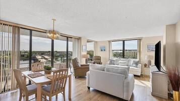 ํ๋ฆฌ๋ฏธ์ ์ฝ๋, ์นจ์ค 2๊ฐ, ๋ฐ์ฝ๋, ์ํธ ์ ๋ง | ๊ฑฐ์ค ๊ณต๊ฐ