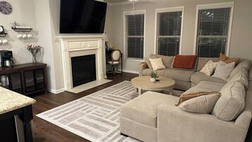 Una Smart TV, una chimenea