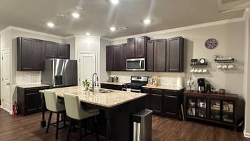 Microondas, horno, placa de cocina y lavavajillas