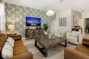 TV - Stunning 7 br Solterra's pool JEWEL! The Resort is your Backyard! (Davenport)