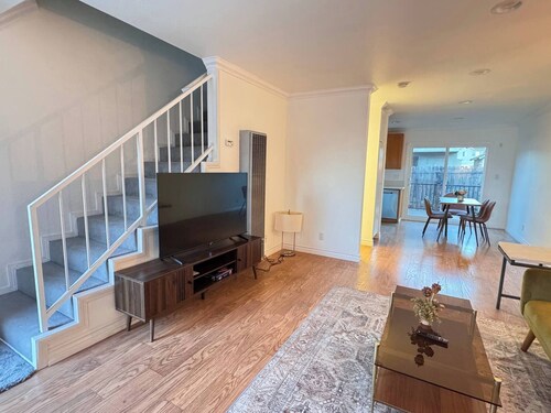 The Jasmine, Cozy Home w/ Patio + Parking & AC.