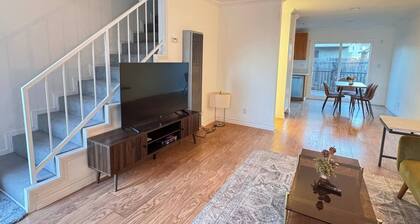 The Jasmine, Cozy Home w/ Patio + Parking & AC.