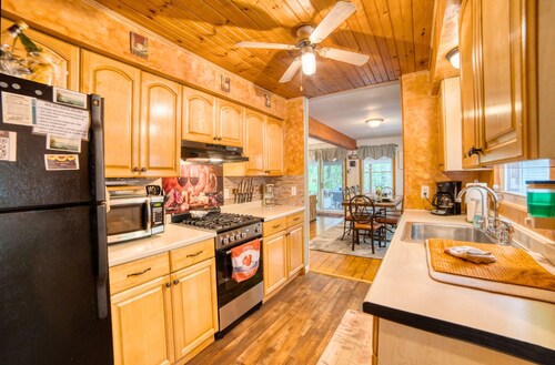 Poconos Hideaway - 1mi to Lake - Firepit - Pets OK