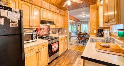 Poconos Hideaway - 1mi to Lake - Firepit - Pets OK