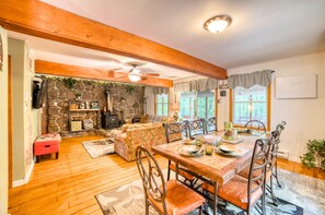 Dining - Poconos Hideaway - 1mi to Lake - Firepit - Pets OK (Greentown)