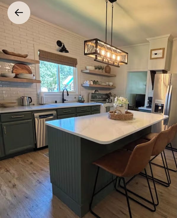 Kjøleskap, mikrobølgeovn, ovn og kokeplater