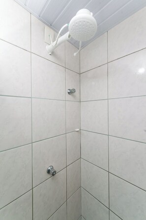Dusche, Bidet, Handtücher, Seife